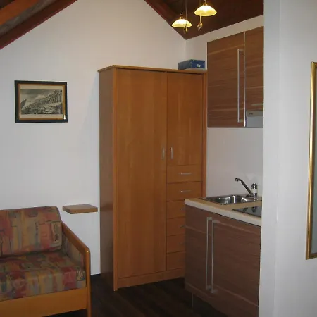 Apartment Larsen Omis