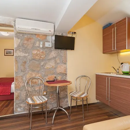 Larsen Apartment *