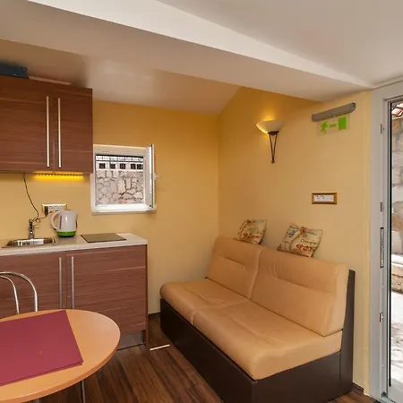 Larsen Apartment *