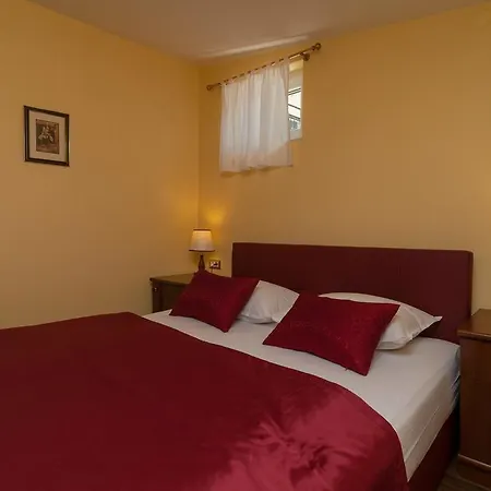 Apartment Larsen Omis