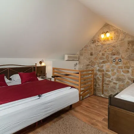 Apartment Larsen Omis