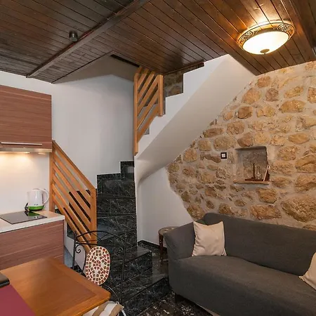 Larsen Apartment *